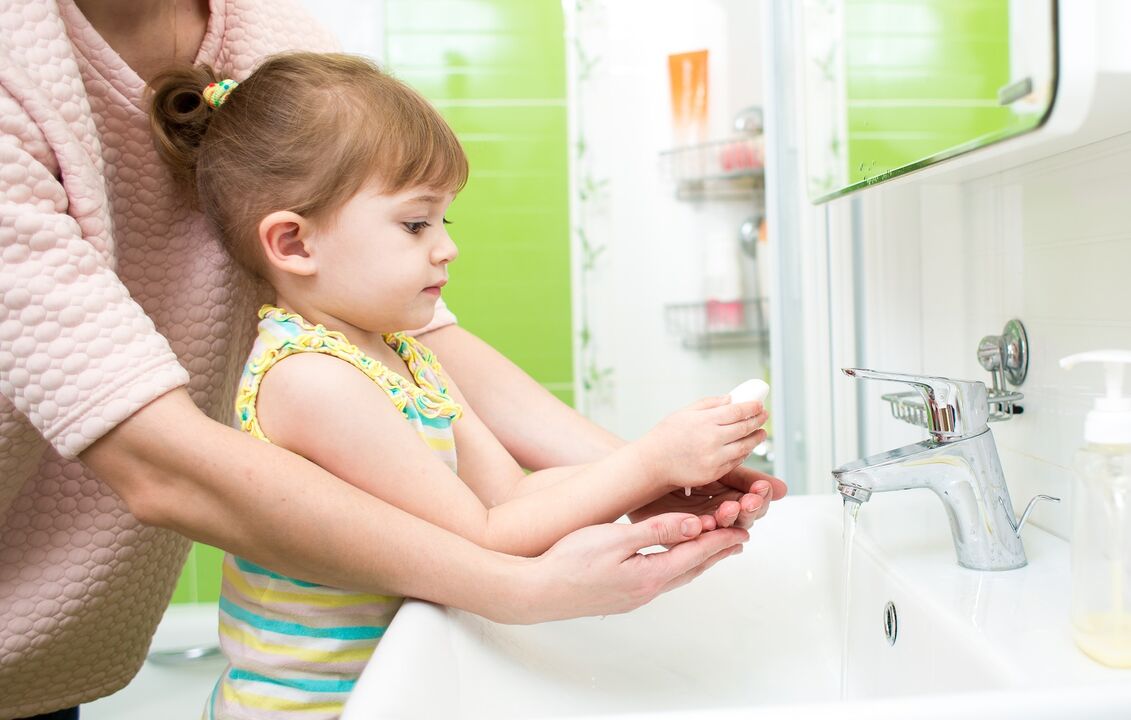 pranje ruku sapunom kako bi se spriječila infekcija parazitima
